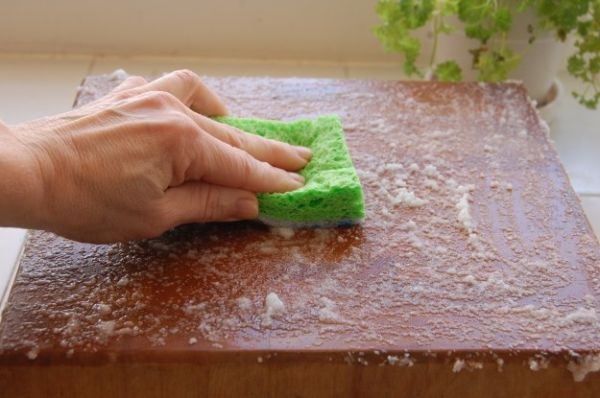 eliminare i cattivi odori dal tagliere