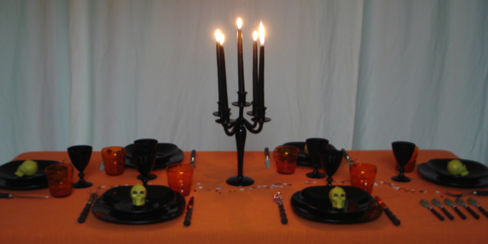 Halloween-la-tavola-con-tovaglia-arancione-bicchieri-neri-posate-nere