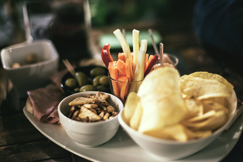 Apparecchiare la tavola per un aperitivo