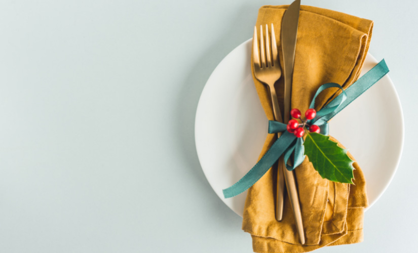 Come mettere le posate nel tovagliolo per la tavola di Natale